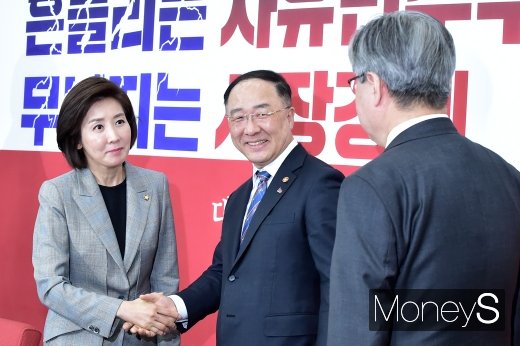 [머니S포토] 나경원 예방나선 홍남기·이재갑 장관