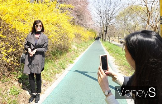[머니S포토] 봄기운을 즐기는 모녀