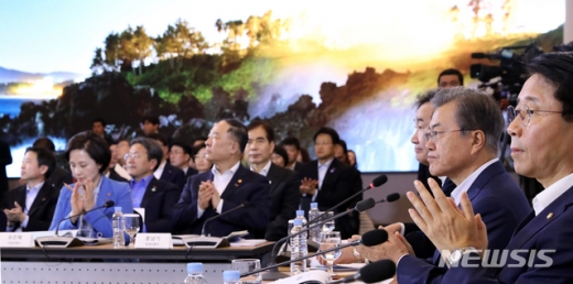 지난 2일 확대 국가관광전략회의에 참석한 문 대통령. /사진=뉴시스