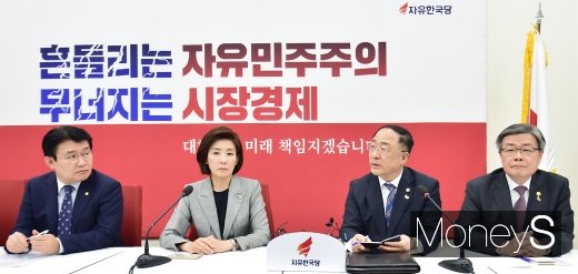 [머니S포토] 나경원 원내대표 만나 발언하는 홍남기 장관