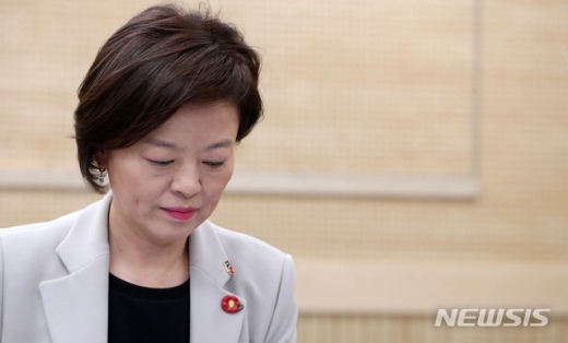 진선미 여성가족부 장관이 3일 오후 서울 금천구 건강가정다문화가족지원센터에서 열린 금천구 아동 돌보미 학대 사건 관련 간담회에 참석해 모두발언을 하고 있다. /사진=뉴시스