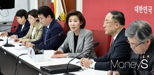 [머니S포토] 정부 경제수장 만난 나경원 자유한국당 원내대표