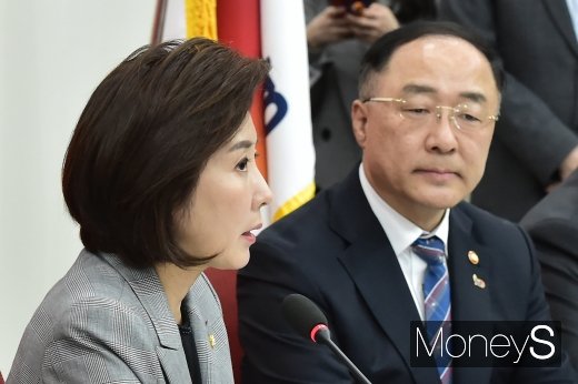 [머니S포토] 자유한국당 입장 전하는 나경원 원내대표