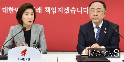[머니S포토] 나경원 원내대표 발언 듣는 홍남기 장관