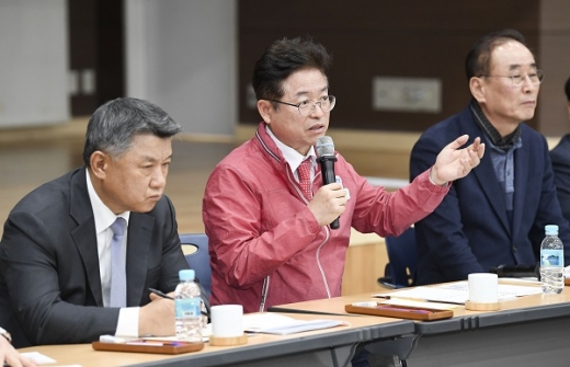구미시 소통 간담회에서 발언하고 있는 이철우(사진 가운데) 경북도지사. /사진=경상북도 제공.