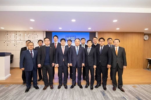 IBK투자증권은 우수 중소기업의 기업가치 제고와 투자유치 지원을 위한 기업설명회 ‘백동 IR'을 본사 백동아카데미홀에서 개최했다. 김영규 IBK투자증권 대표이사(앞줄 왼쪽 네 번째), 최영천 에코캡 대표이사(왼쪽 다섯 번째), 김형석 인산가 이사(왼쪽 세 번째) 등 참석자들이 기념촬영을 하고 있다. / 사진=IBK투자증권