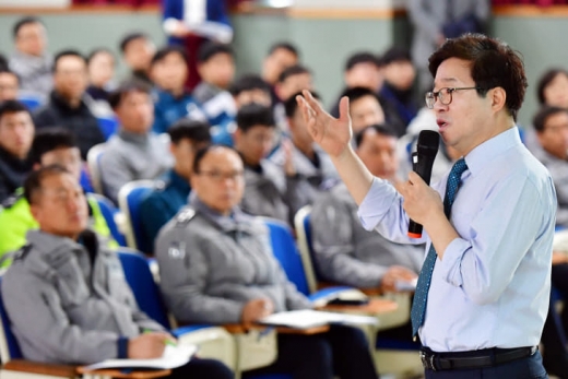▲ 염태영 시장이 중부경찰서에서 '인권도시 수원'을 주제로 강연하고 있다. / 사진제공=수원시