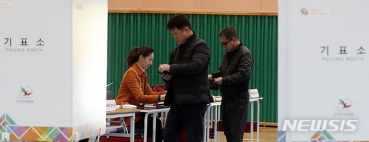 4.3 보궐선거가 실시된 3일 오전 경남 창원시 안민초등학교에 마련된 성주동 제4투표소에서 유권자의 투표행렬이 이어지고 있다. /사진=뉴시스