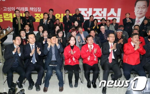 정점식 자유한국당 통영·고성 보궐선거 후보와 부인 최영화 씨가 3일 오후 경남 통영시 북신동 삼성생명빌딩 3층 선거사무실에서 개표현황을 보며 박수를 치고 있다. /사진=뉴스1