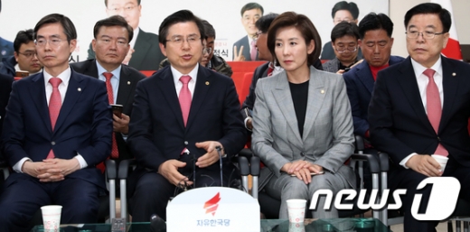 황교안 자유한국당 대표와 나경원 원내대표가 3일 서울 영등포 당사에서 4.3 국회의원 보궐선거 개표결과를 시청하고 있다. 이시간 현재 개표결과 경남 통영시·고성군에 출마한 정점식 자유한국당 후보와 경남 창원시 성산구에 출마한 강기윤 자유한국당 후보가 모두 앞서고 있는 것으로 나타났다. /사진=뉴스1