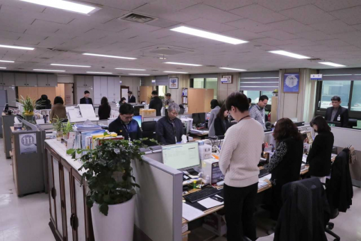 사이렌에 맞춰 4.3 사건 희생자들을 위해 묵념하고 있는 구리시 공무원들. / 사진제공=구리시