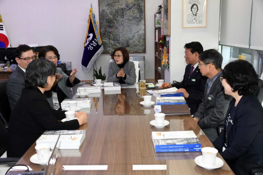 은수미 성남시장과 고석주 한국빠이롯드 만년필(주)회장은 3일 오후 시청 집무실에서 성남 제1공단부지에 남아있는 빠이롯드 공장 조사 기록에 대한 환담을 나눴다. / 사진제공=성남시