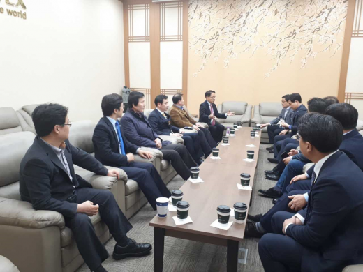 경기도의회 도시환경위원회(위원장 박재만)는 3일 킨텍스(고양시)를 방문 자동차 전시회를 둘러보고 환경친화적 자동차의 보급·확대를 위한 간담회를 개최했다. / 사진제공=경기도의회