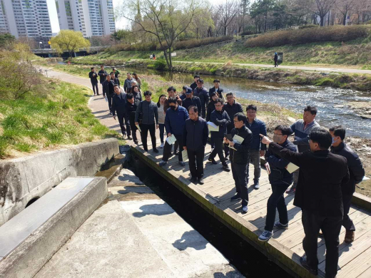 지홍진 수원시 물순환관리팀장이 생태복원 관련 실무자들에게 ‘서호천’ 생태하천복원 사업 과정을 설명하고 있다. / 사진제공=수원시