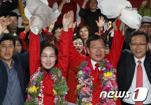 정점식 자유한국당 통영·고성 보궐선거 후보와 부인 최영화 씨가 3일 오후 경남 통영시 북신동 삼성생명빌딩 3층 선거사무실에서 당선이 확실시 되자 꽃 목걸이를 걸고 만세를 하고 있다. /사진=뉴스1