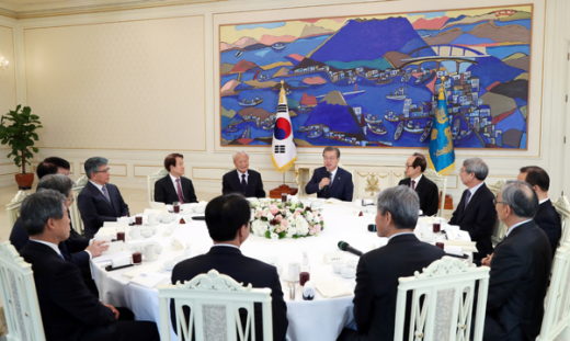 문재인 대통령이 3일 경제계 원로들과 청와대에서 오찬간담회를 가지고 있다. /사진=청와대