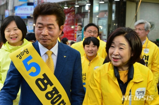 여영국 창원 성산 당선자(왼쪽)과 심상정 정의당 대표. /사진=뉴시스
