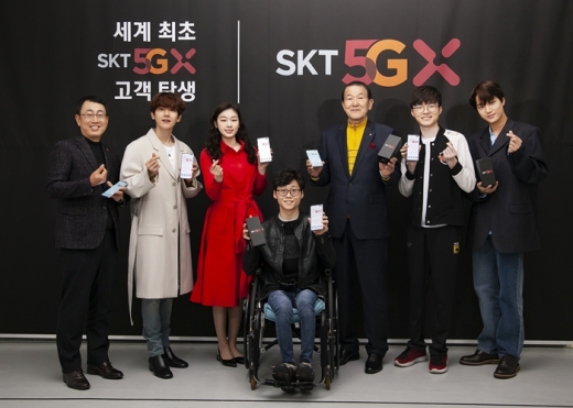 엑소의 백현, 카이, 김연아, 이상혁, 윤성혁 수영선수, 31년 장기고객 박재원씨 등 SK텔레콤 5G 1호 가입자들이 기념사진을 찍고 있다. /사진=SK텔레콤