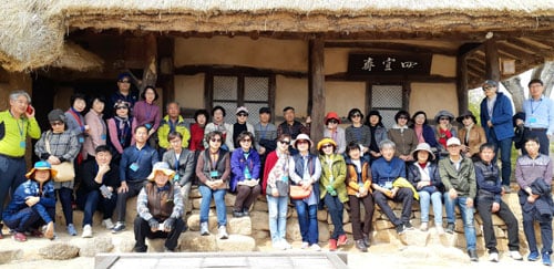 최근 공무원 청렴교육에 참여한 교육생들이 사의재를 답사하고 있다. /사진=강진군 제공