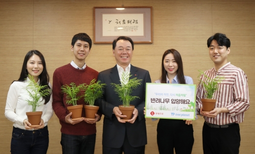 식목일을 맞아 ‘반려나무’ 입양 행사에 참여한 롯데주류 김태환 대표이사(가운데)와 임직원들의 모습./사진=롯데주류 @머니S MNB, 식품 외식 유통 · 프랜차이즈 가맹 & 유망 창업 아이템의 모든 것