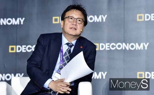[머니S포토] 암호화폐 견해 밝히는 민병두 국회 정무위원장