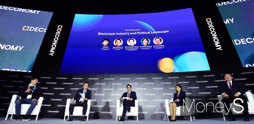 (왼쪽부터) 한승환 피어 대표, 민병두 국회 정무위원장, 정병국 국회 4차산업혁명특별위원회 위원장, 송희경 국회 4차산업포럼 공동대표, 원희룡 제주도지사. /사진=임한별 기자 