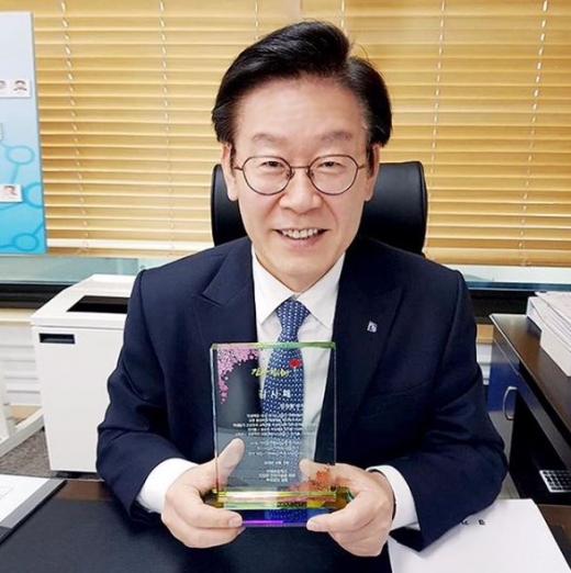 ▲ 이재명 지사는 '연현마을' 문제가 해결되면서 '연현초등학교, 건강한 연현마을을 위한 부모모임'으로부터 감사패를 받았다. / 사진=이재명 경기도지사 인스타그램 캡쳐 