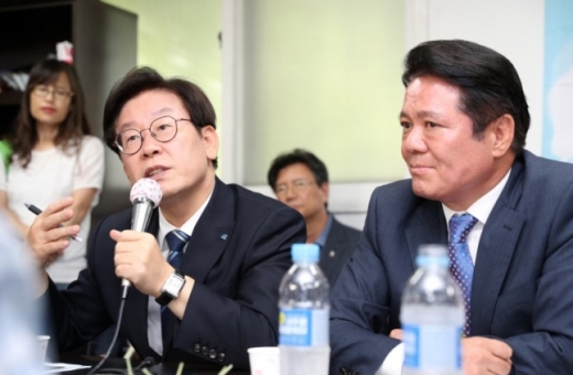 ▲ 이재명 지사는 취임 사흘째 첫 민생현장 방문지로 아스콘공장 재가동문제로 갈등을 빚고 있는 안양시 연현마을을 선택해 화제를 모았다. / 사진제공=경기도