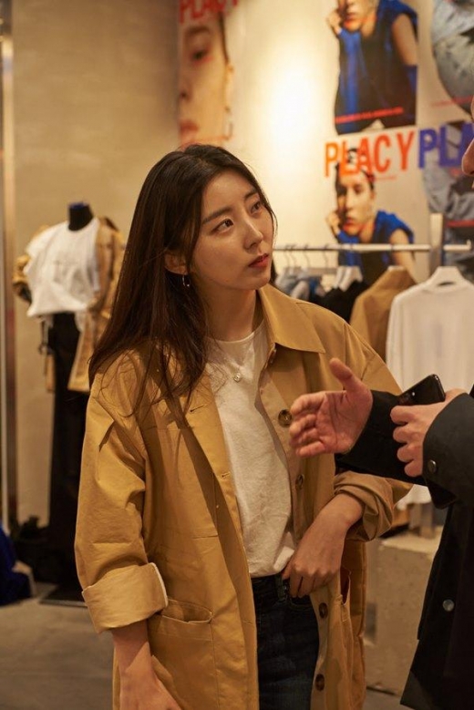 플랙, 디자이너 윤춘호와 손잡은 19 S/S 신상 쇼케이스 진행