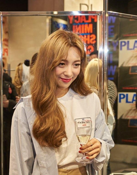 플랙, 디자이너 윤춘호와 손잡은 19 S/S 신상 쇼케이스 진행