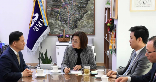 은수미 성남시장과 법무부 관계자, 김병관 국회의원은 3일 오후 성남시청 시장 집무실에서 면담을 갖고 성남보호관찰소 정상화를 위해 공동 노력하기로 합의했다. / 사진제공=성남시