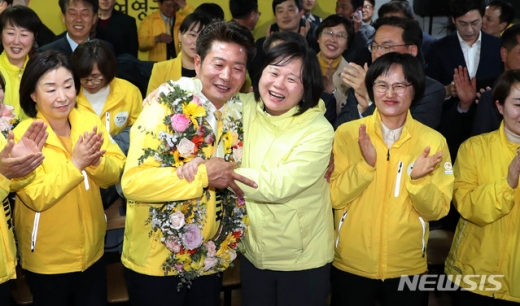 4.3 보궐선거를 통해 창원 성산 국회의원에 당선된 정의당 여영국 당선인이 3일 오후 선거사무실에서 이정미 당 대표 등과 함께 기뻐하고 있다. /사진=뉴시스