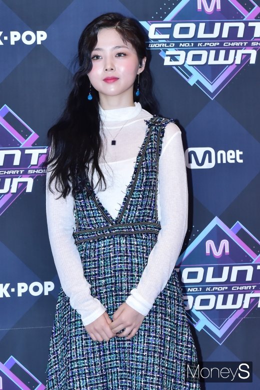 [머니S포토] 엠카 흰, '미친 가창력 대비 차분한 이미지'