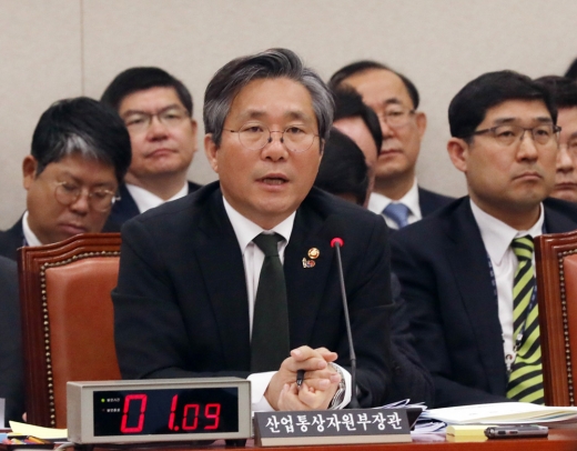 4일 오전 서울 영등포구 여의도 국회에서 열린 산업통상자원중소벤처기업위원회 전체회의에서 성윤모 산업통상자원부 장관이 의원 질의에 답변하고 있다. / 사진=뉴시스 박영태 기자