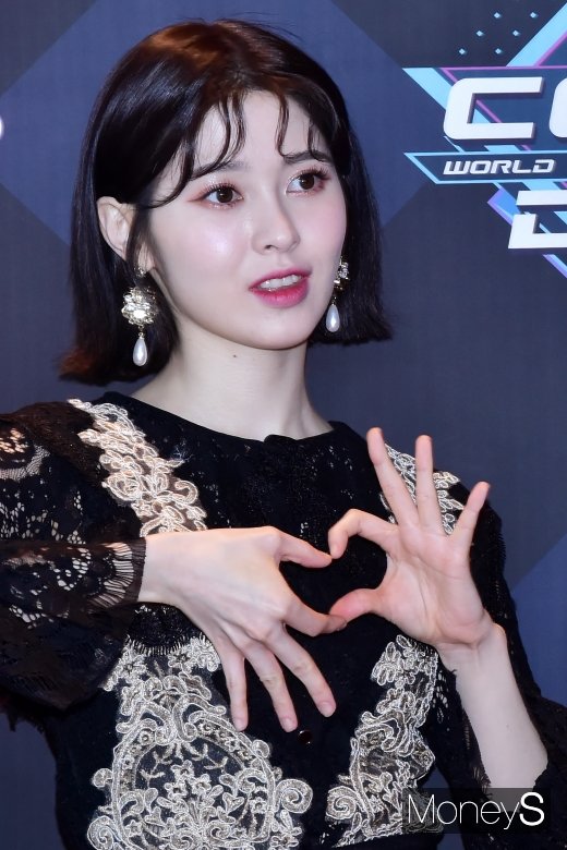 [머니S포토] 다이아 예빈, '색다른 하트'