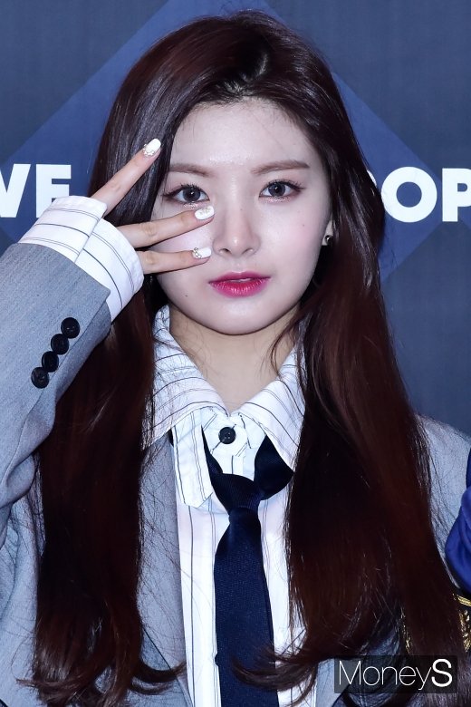 [머니S포토] 에버글로우 왕이런, '어머 인형이네'