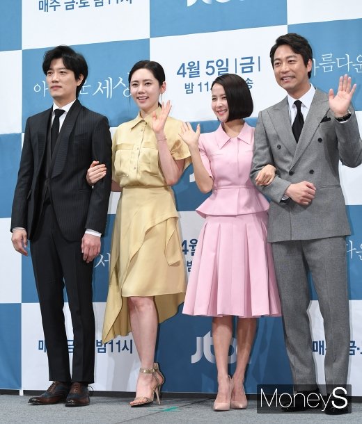 [머니S포토] 박희순·추자현·조여정·오만석 '다정한 부부'