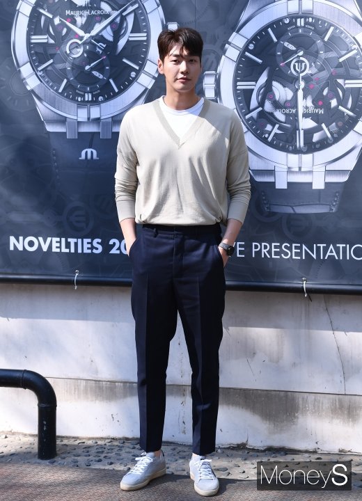 [머니S포토] 김영광, 모델 출신 배우의 비율