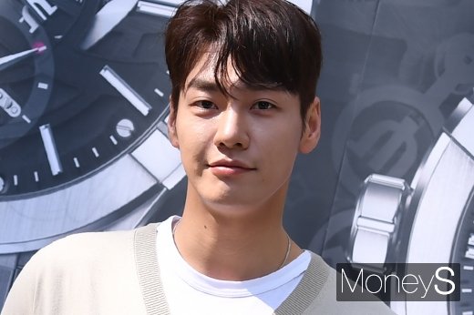 [머니S포토] 김영광 '심쿵 눈맞춤'