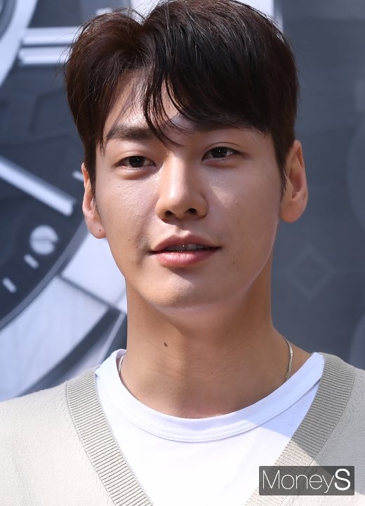 [머니S포토] 김영광 '얼굴에 잔뜩 묻은 잘생김'