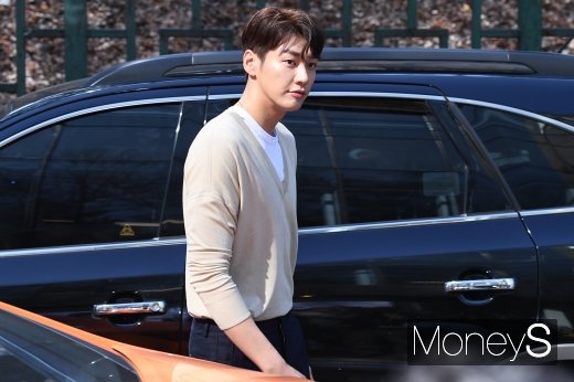 [머니S포토] 김영광, 등장부터 시선 잡는 비주얼