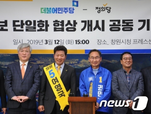 12일 ‘단일화 협상 개시’ 공동 기자회견을 가졌던 권민호 전 후보(오른쪽 두번째)와 여영국 정의당 당선인(왼쪽 두번째). /사진=뉴시스