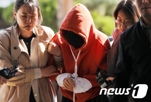 마약투약 혐의를 받고 있는 남양유업 창업주의 외손녀인 황하나씨가 4일 오후 경기도 수원시 경기남부지방경찰청으로 압송되고 있다. /사진=뉴스1