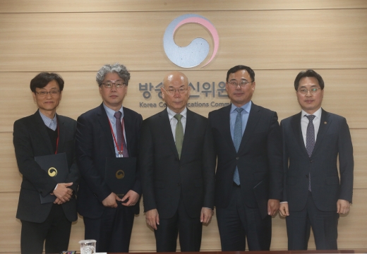 (왼쪽부터)박성호 한국인터넷기업협회 사무총장, 곽혁 한국광고주협회 상무, 이효성 방통위원장, 양윤석 방송협회 사무총장, 고삼석 방통위 상임위원. /사진=방송통신위원회