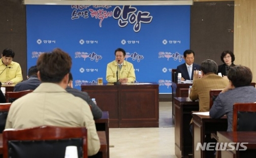 안양 홍역환자가 하루 새 7명 늘어난 가운데 안양시가 4일 상황실에서 홍역 발생 관련 긴급기자회견을 갖고 있다. /사진=뉴시스