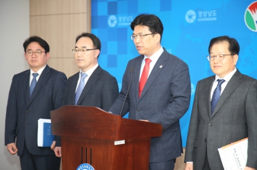 김성엽 경남도 기획조정실장이 지난 4일 추경예선 편성에 대한 기자회견을 가졌다./사진제공=경남도