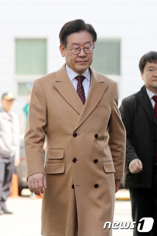 이재명 경기도지사가 지난 1일 오후 경기도 성남시 수원지방법원 성남지원에서 열리는 15차 공판에 출석하고 있다. / 사진=뉴스1