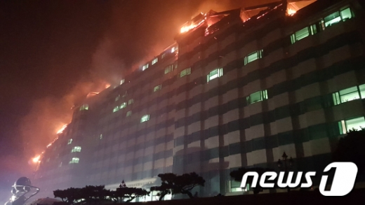 지난 4일 강원도 강릉시 옥계면에서 발생한 산불이 인근 동해시 망상동으로 번져 동해소방서 대원들이 실버타운에 붙은 불을 진화하고 있다. /사진=뉴스1(동해소방서 제공)
