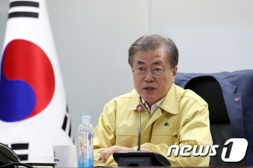 문재인 대통령이 5일 오전 0시20분부터 47분까지 국가위기관리센터에서 강원도 고성군 인제군 산불 관련해 중앙재난대책본부, 국방부, 소방청, 속초시 등 관계기관으로부터 긴급상황보고를 받은 뒤 발언을 하고 있다. /사진=뉴스1(청와대 제공)