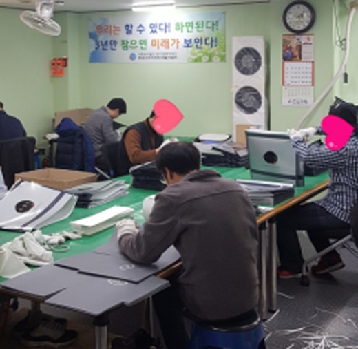 안나의집 리스타트 작업장에서 노숙인들이 쇼핑백 만드는 작업을 하고 있다. / 사진제공=성남시